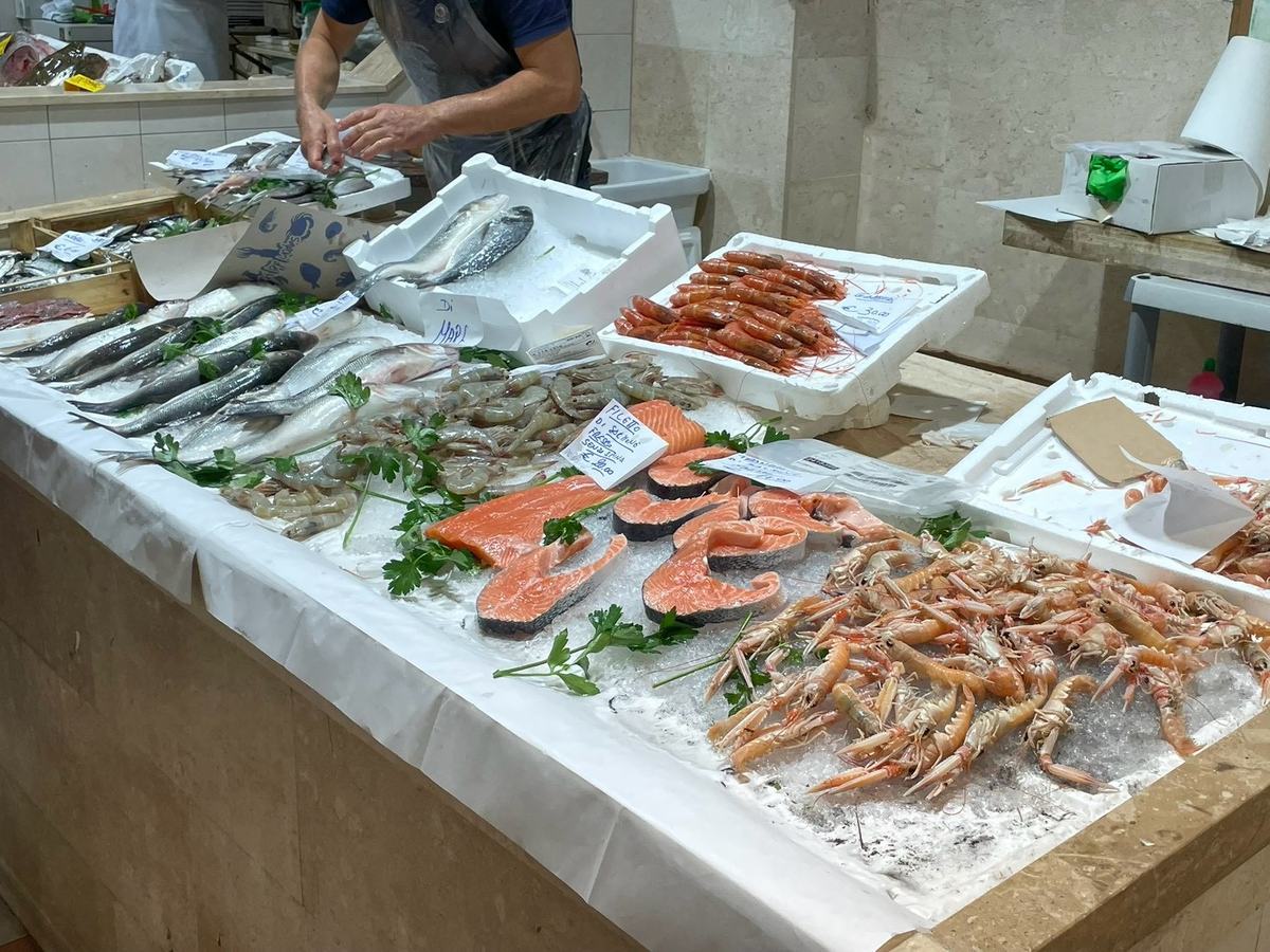 イタリアの魚市場に並ぶ魚介